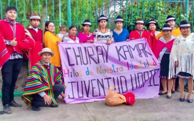 El tejido del poncho rojo en Ecuador es utilizado para preservar la identidad y la lengua Kichwa