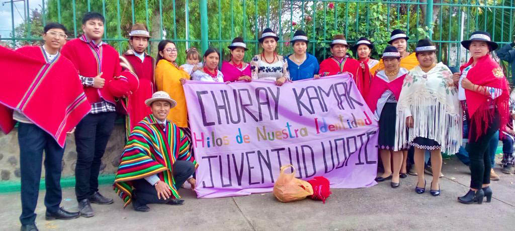 El tejido del poncho rojo en Ecuador es utilizado para preservar la identidad y la lengua Kichwa